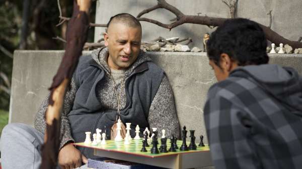 Genesis Portini (Cliff Curtis) and his nephew Mana (James Rolleston) play chess